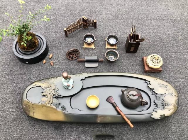 远景!籽料+金皮包裹的石头,用刀刻上山水画后,还能做成这样的茶盘?