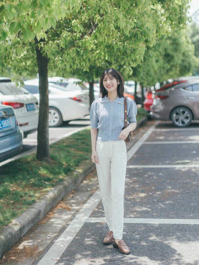时尚博主|初秋的白裤子依然很“火”,搭配浅蓝色泡泡袖上衣,高级又洋气