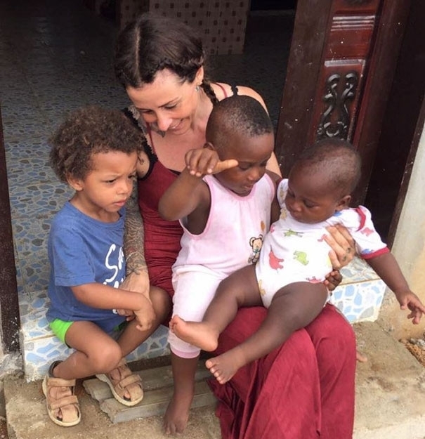 父母|瘦弱男童被父母抛弃,善良美女将他带回家,2年后男童变成了这样