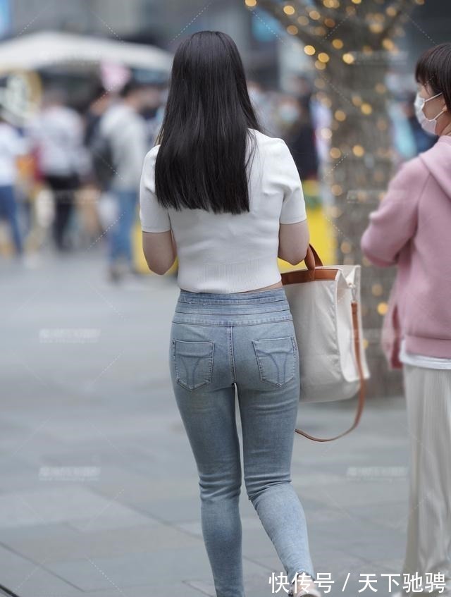 修身牛仔裤 针织短袖露脐衫,配修身牛仔裤,清凉舒适又简单美丽大方