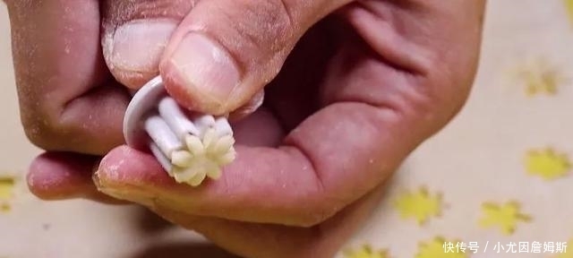 甜甜|甜甜圈最简单做法,不用烤箱不油炸,补钙好消化,比面包还好吃