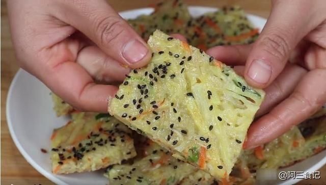 粉条我家从不煮着吃了，淋4个鸡蛋，筷子一搅，出锅比吃肉还解馋