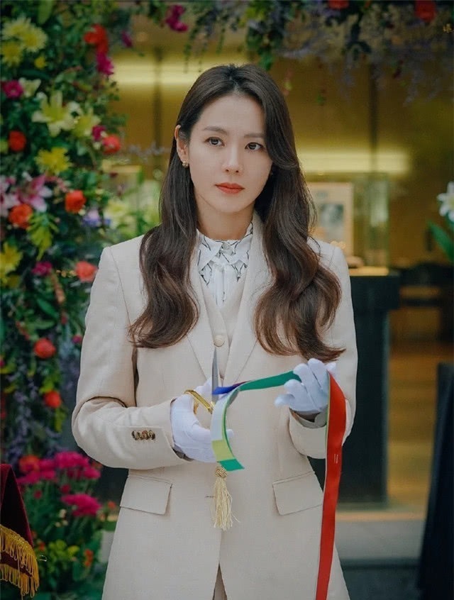 玉米卷 上了年纪的女人，尽量少弄这“4种”发型，显老不说还拉低气质！