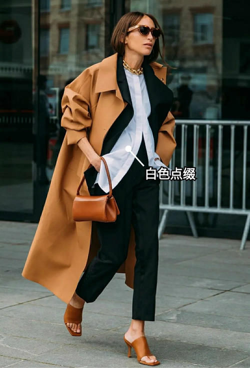 人手一件的棕色风衣，这样配“内搭”才上档次，轻松摆脱路人感