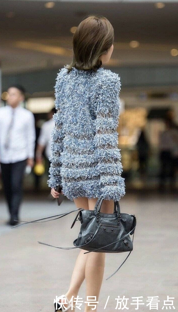 上身|街拍:小姐姐上身一件冬季毛衣,搭配夏季热裤,时尚风格不一样!