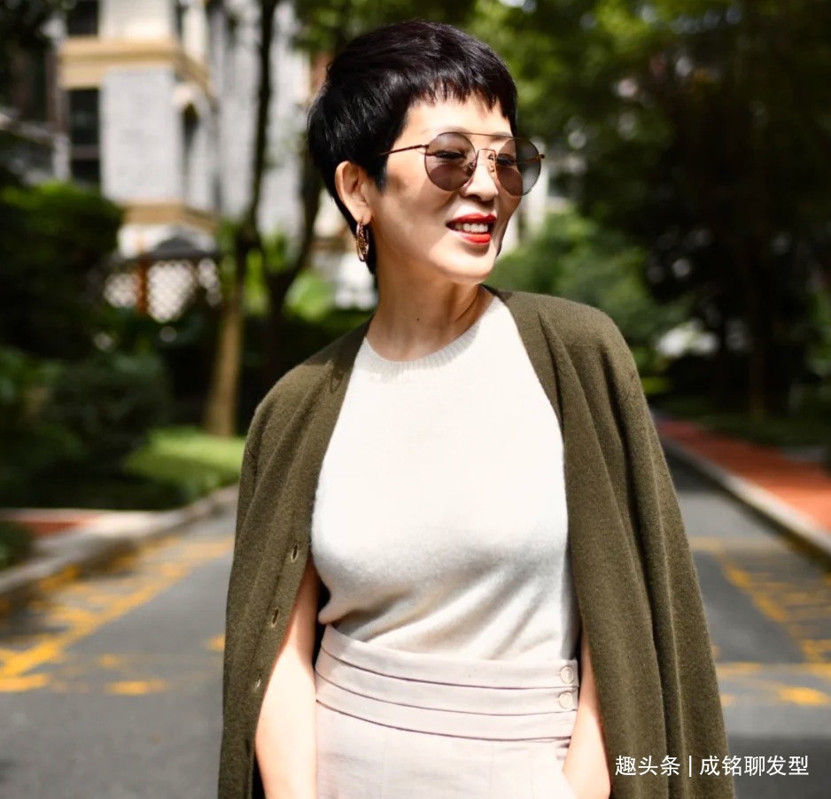 短发 老年人别总烫小卷发型,学学三位60岁时髦奶奶的减龄发型,超洋气