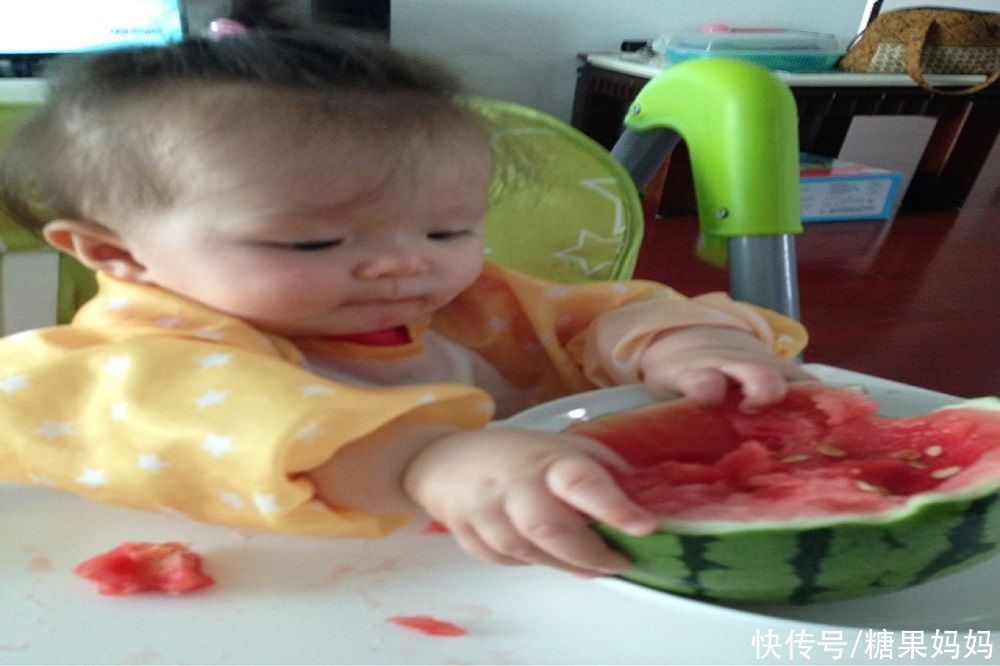 西瓜|炎热天气给娃吃西瓜，许多细节家长没注意到，如何正确“吃瓜”？