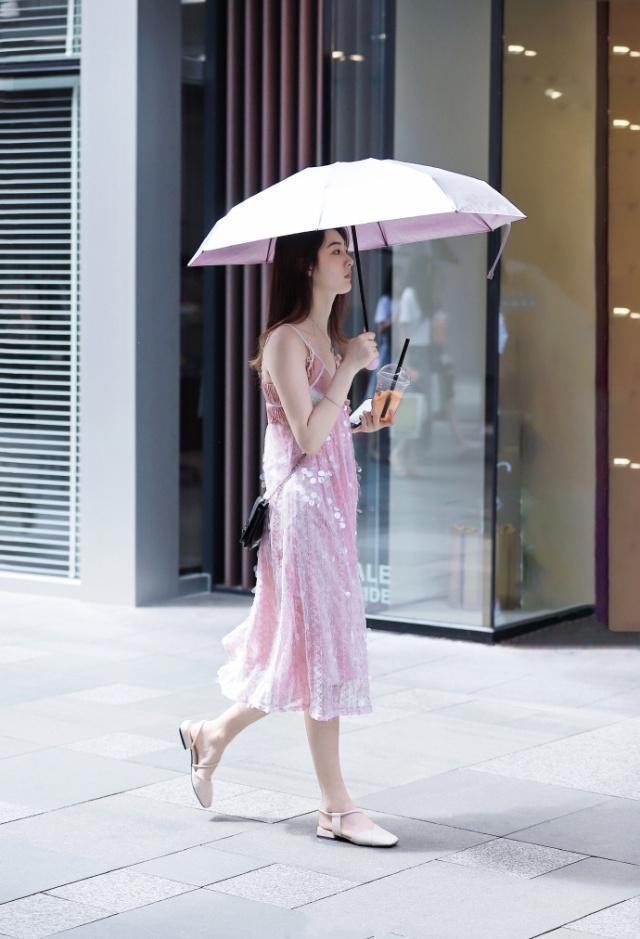 街拍:小姐姐身穿吊带连衣裙,休闲又飘逸,凸显出魅力
