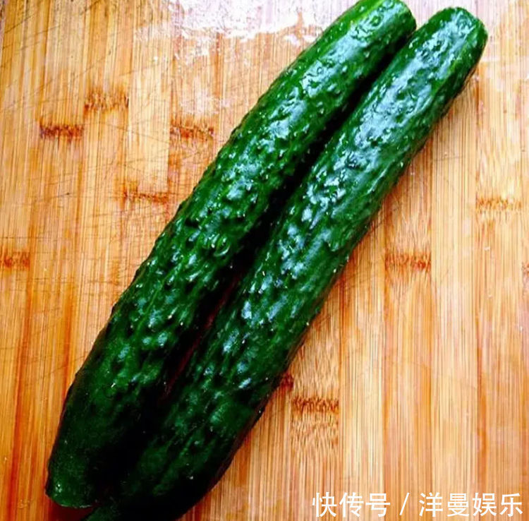 凉拌黄瓜先放盐还是后放盐?大多数人都做错了,怪不得口感不爽脆