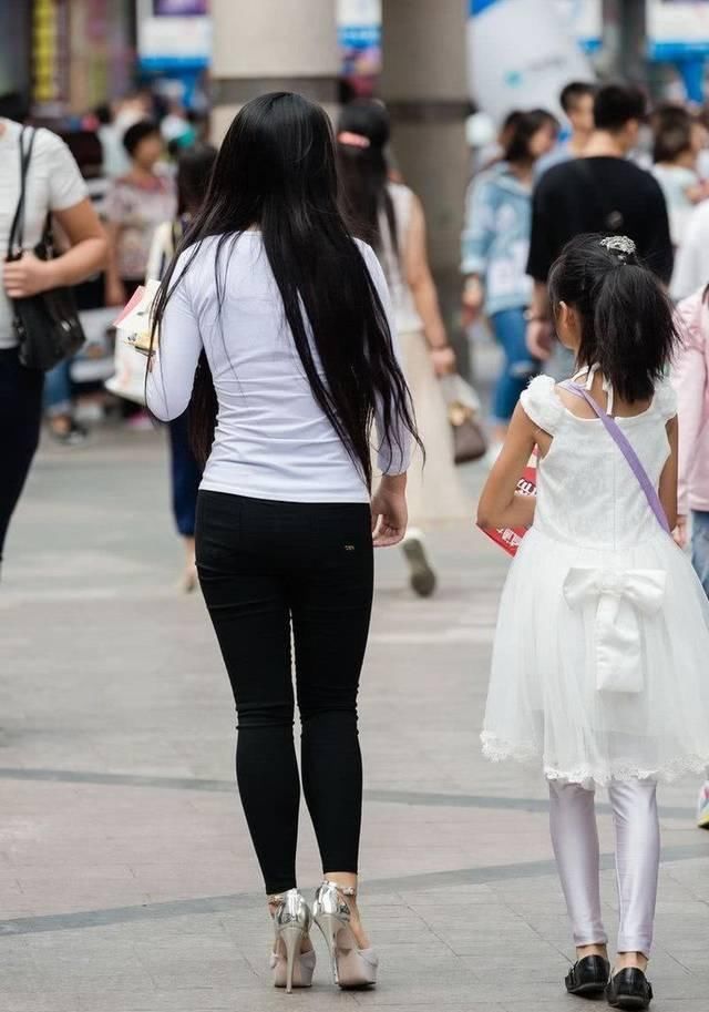 街拍小姐姐修身的上衣,更加简洁时尚,显得凹凸有致