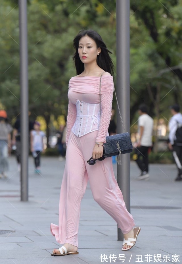 神器 粉色上衣搭配上束腰神器,宽松喇叭裤配合出的“休闲风”格外稚嫩
