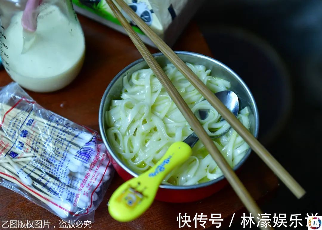 纱布|男童出生患罕见病,三年用掉纱布5000多圈,每天只能坐在床上