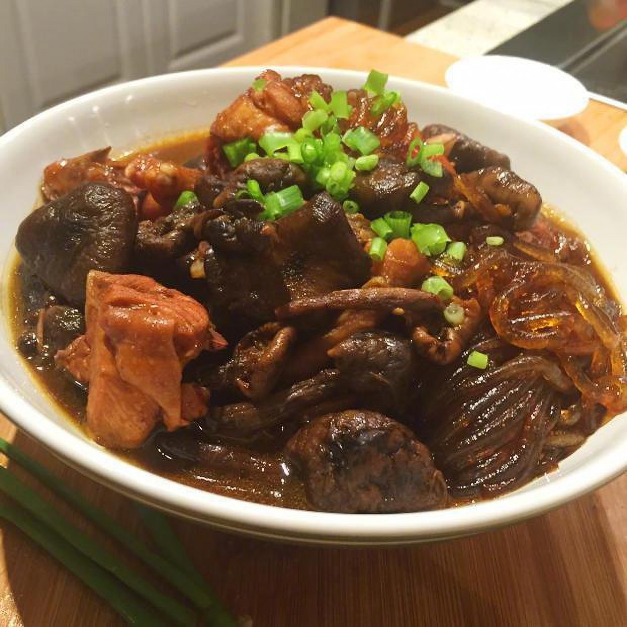 东北经典炖菜小鸡炖蘑菇,做法虽简单,味道却是极其鲜美