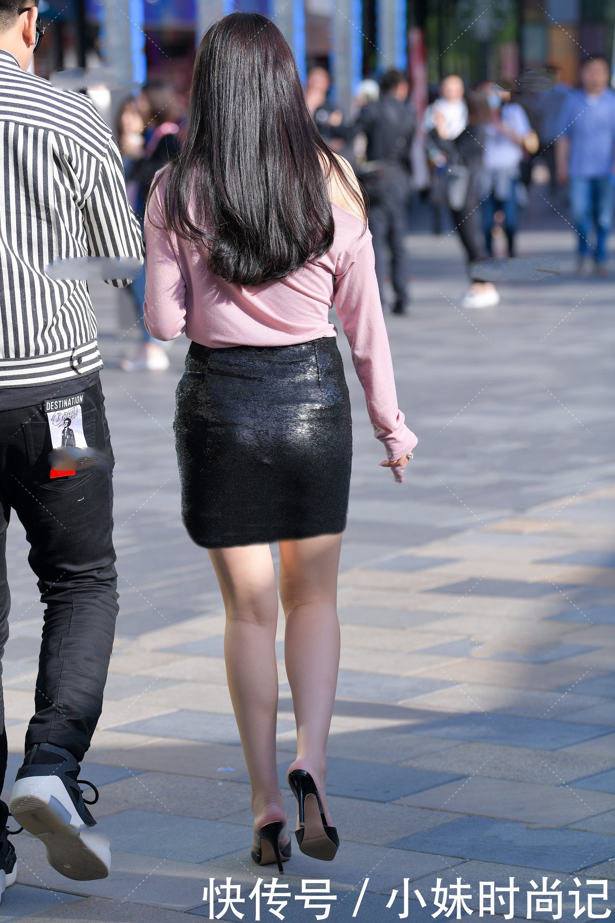 街拍美女: 粉色露肩上衣搭配黑色短裙, 独特设计尽显完美身材