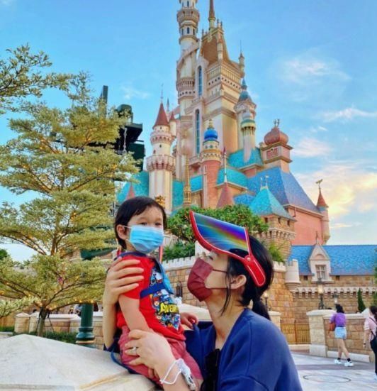 脸贴脸依偎在一起,胡杏儿深夜发声感谢他