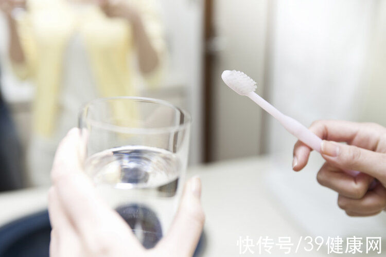 牙刷|早起不刷牙就喝水,等于喝细菌进肚子?答案或许和你想的不同