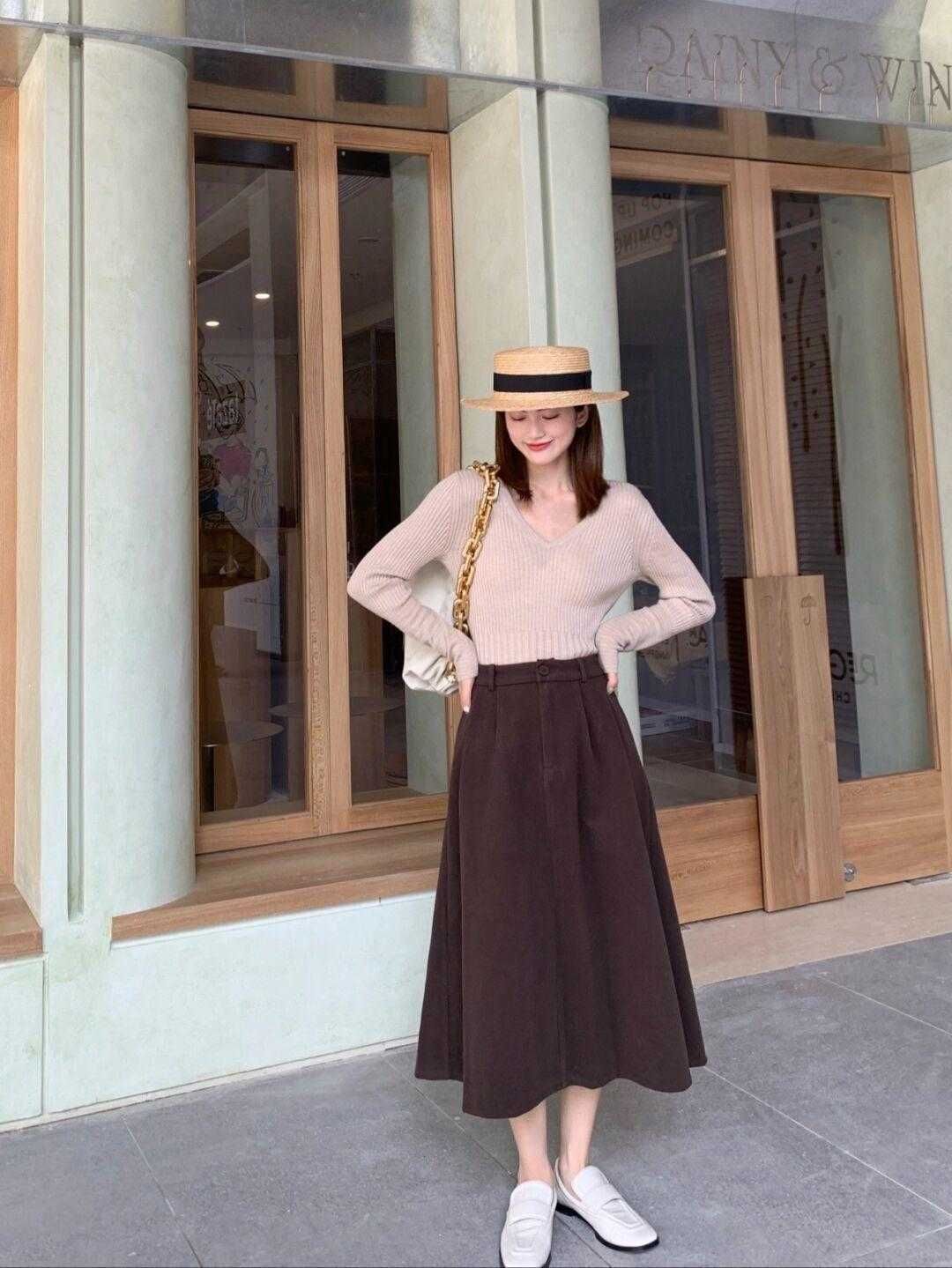 t恤|30+的女生建议多尝试优雅风，针织衫搭配高腰A字半身裙，高级减龄