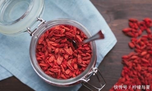 枸杞泡水|枸杞作用非常大，经常喝枸杞会出现这四种状况，一定要注意