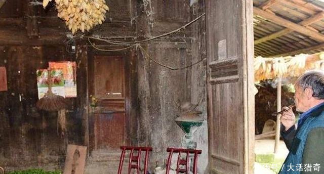 当初捐出价值八亿的金丝楠木木屋的贫困户,如今成了什么模样