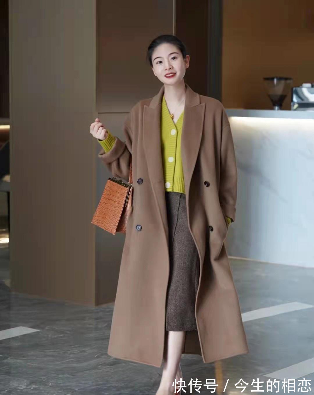 颜色 大衣里面搭什么才好看?试试这几种穿法,轻松穿出温暖优雅感
