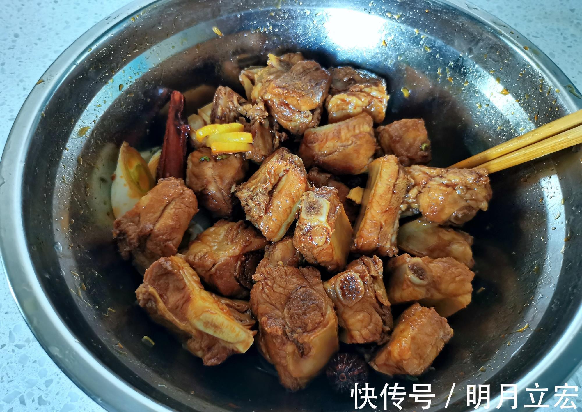 一家三口的午餐真馋人,用心做的排骨孩子连吃三块,并大赞太香了