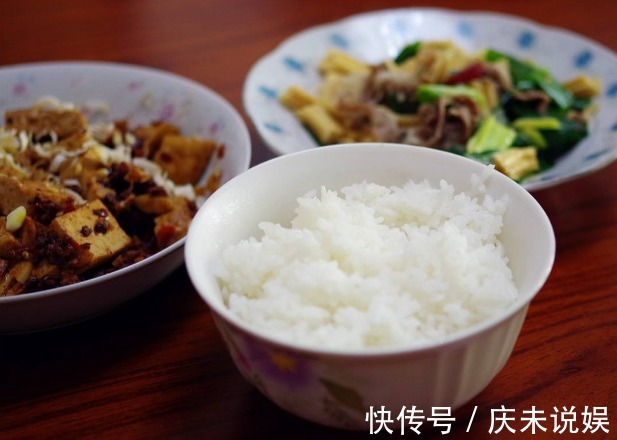 技巧|蒸米饭不要只懂加水,牢记2个技巧,蒸出的米饭更好吃,特别实用