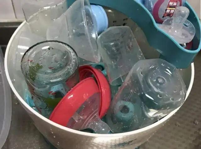 饭碗|有一种“大意”叫用开水烫奶瓶,妈妈是省事了,可受苦的是宝宝!