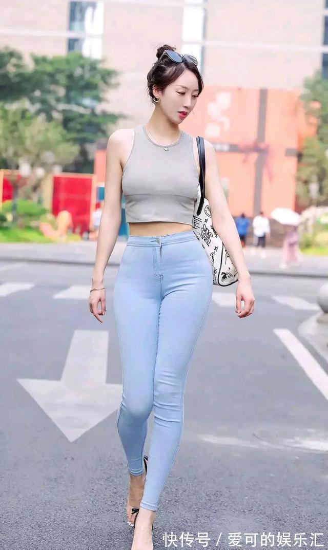女生 小个子女生穿紧身牛仔裤,搭配短款上衣,修身又显高你学会了吗?
