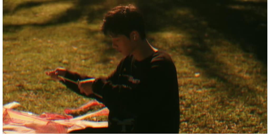 肖战放风筝氛围感大片来袭，是童心未眠，也是压抑太久的天性释放