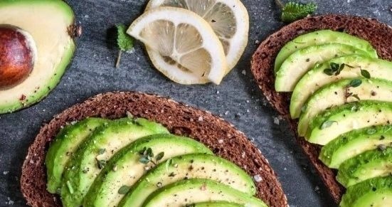 牛油果|孕期吃牛油果好不好?牛油果的这8个特点,或许对宝宝的发育有利