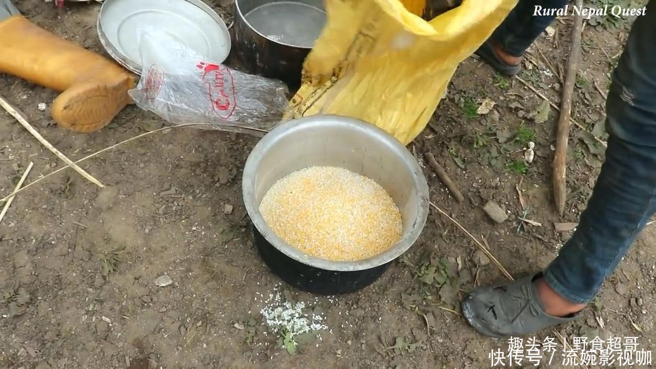 中国小伙在尼泊尔花8000卢比买下一头羊,请当地老人吃羊肉