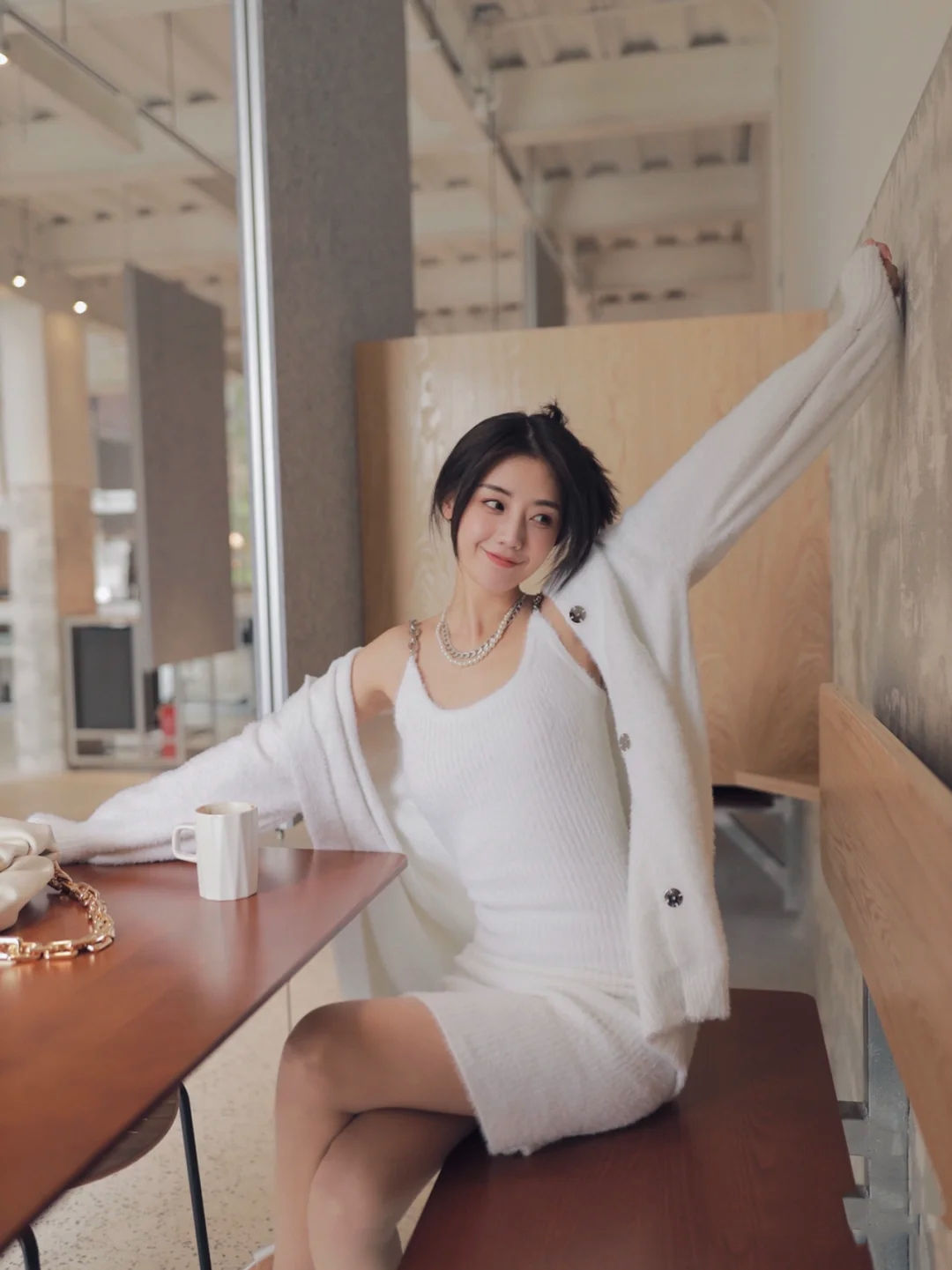 想要穿搭出女神范，尝试一身白色的穿搭，减龄又显清纯