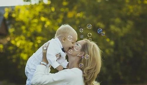 血脉|“最着急”宝宝火了，刚出娘胎就急着和妈妈握手，网友：小暖男