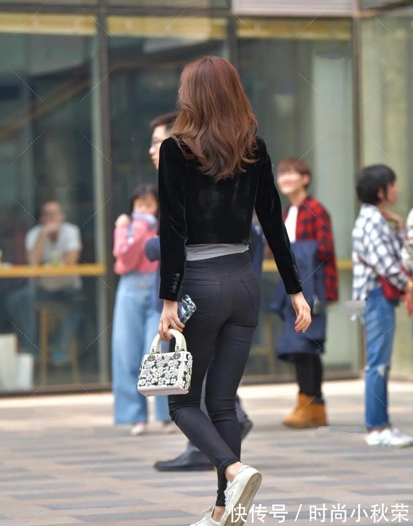 西装外套|如何营造休闲又精致的感觉?短款西装外套+牛仔裤帮你实现梦想!