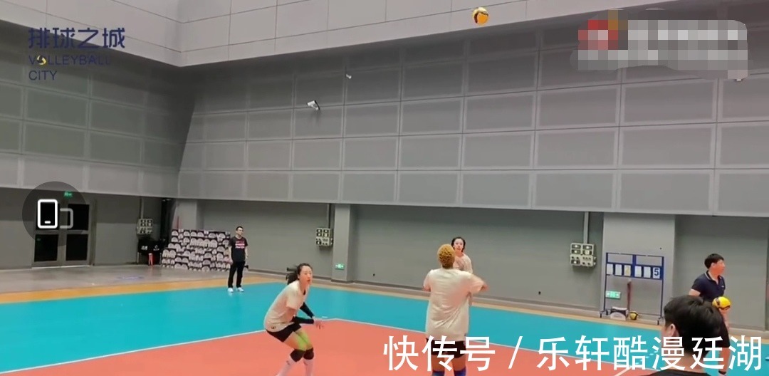 广东女排|卫冕冠军训练“态度”好，主副攻练习接一传，袁心玥已经归队