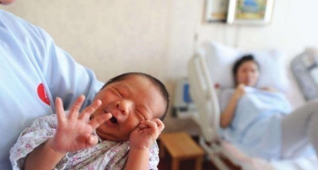 姥姥|“踩生”不是迷信,孩子出产房后,第一个抱他的人确实很重要