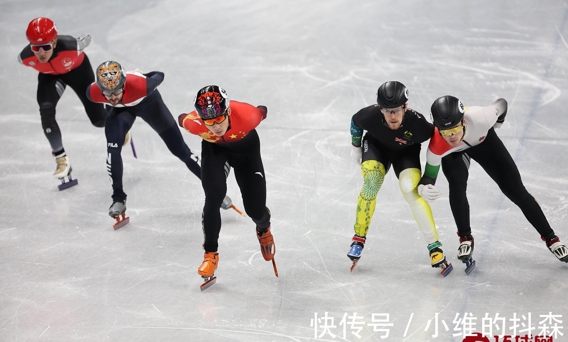 任子威|短道速滑男子1000米1/4决赛 任子威被对手犯规摔到场边 晋级半决赛
