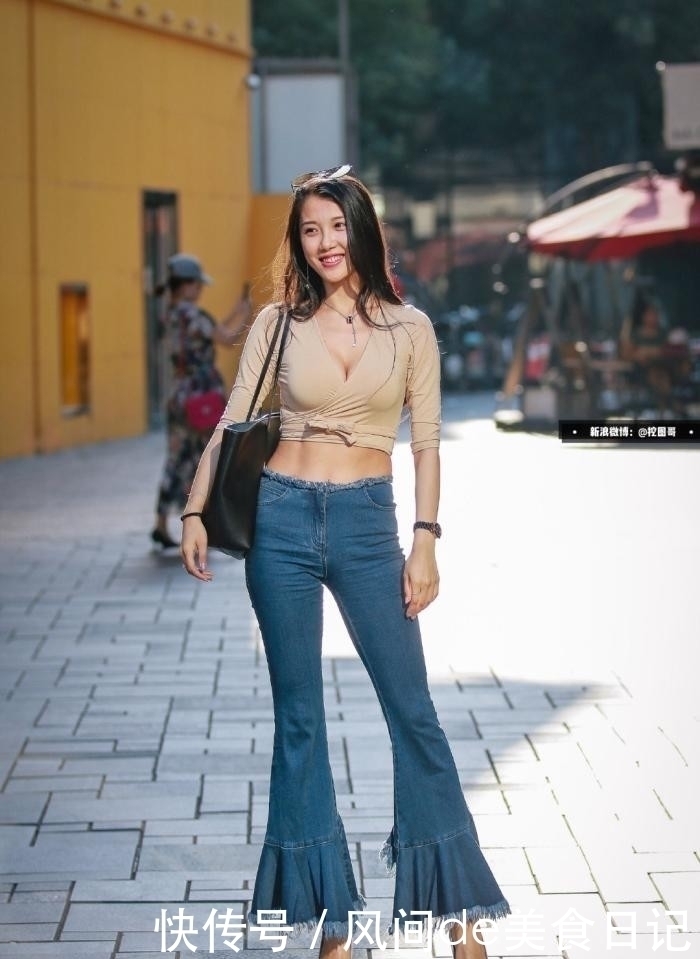 “多肉”小姐姐,裸色上衣搭配牛仔裤,好身材秀出来!