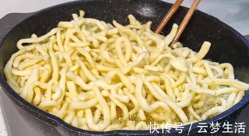 1碗面2个鸡蛋,教你在家自制沙琪玛,简单易学,吃起来香酥绵软