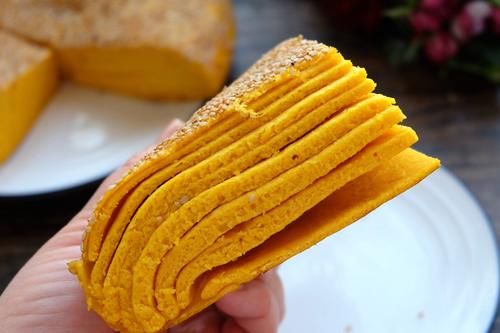 面团|轻松营养的早餐，不加一滴水的南瓜千层饼，松软可口太好吃