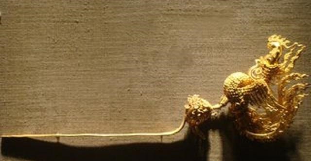 头上的钗子决定女子的地位,贵妃的是金钗,皇后的叫什么