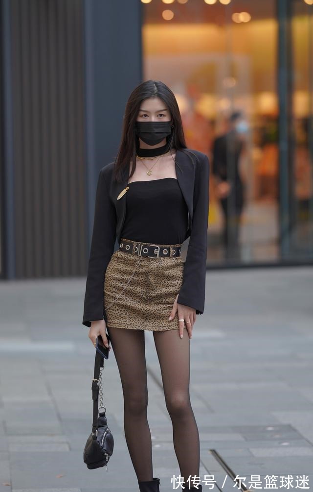 短靴 年轻女孩怎么穿更时髦豹纹半身裙+混搭风,轻松打造个性魅力!