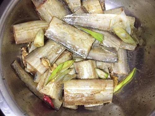  营养美味的红烧带鱼，是孩子的最爱，汤汁鲜美与米饭是好“搭档”