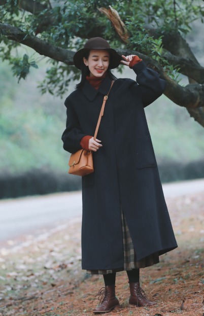 裙装|牛仔裤真烂大街了,这个冬季快穿“过膝半身裙”,比你想象中更遮肉