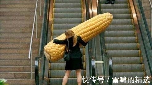 |幽默笑话:老渔夫带着他孙子出海捕鱼,没想到碰上了海啸……