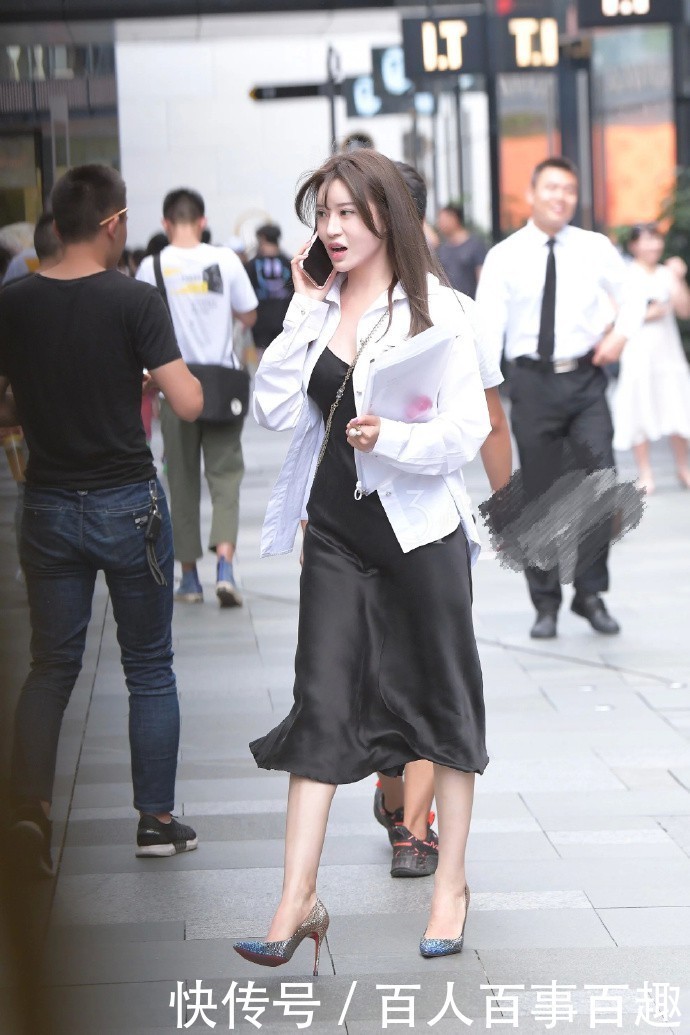 敢穿“睡裙”逛街,配个白色外套,妹子真是太“低调”了