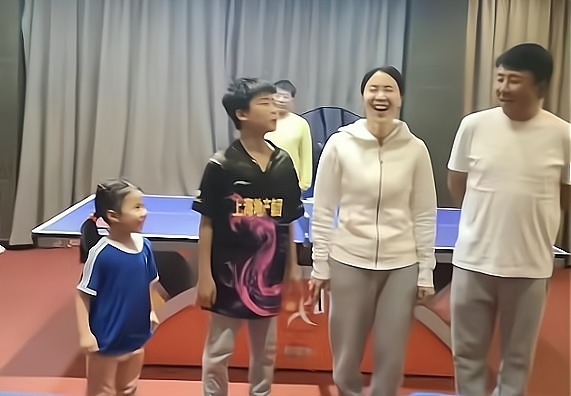 家庭内战|王楠家庭内战!母女4-0横扫父子,富豪老公抱胸憋嘴:险胜而已