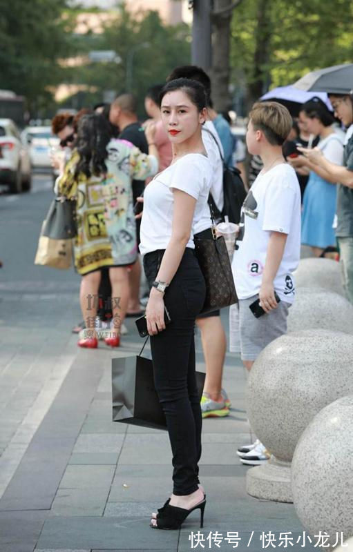 着装 着装时尚的且面带笑容的小姐姐,看上去很有亲切感