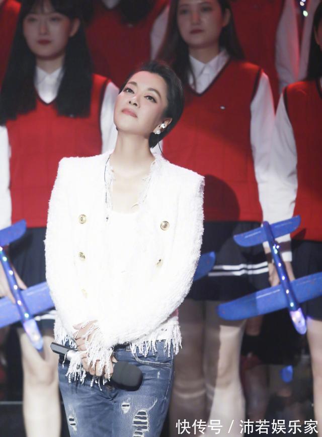 西裤|57岁的毛阿敏依然时髦,短发中性风干练十足,不对称西裤是亮点