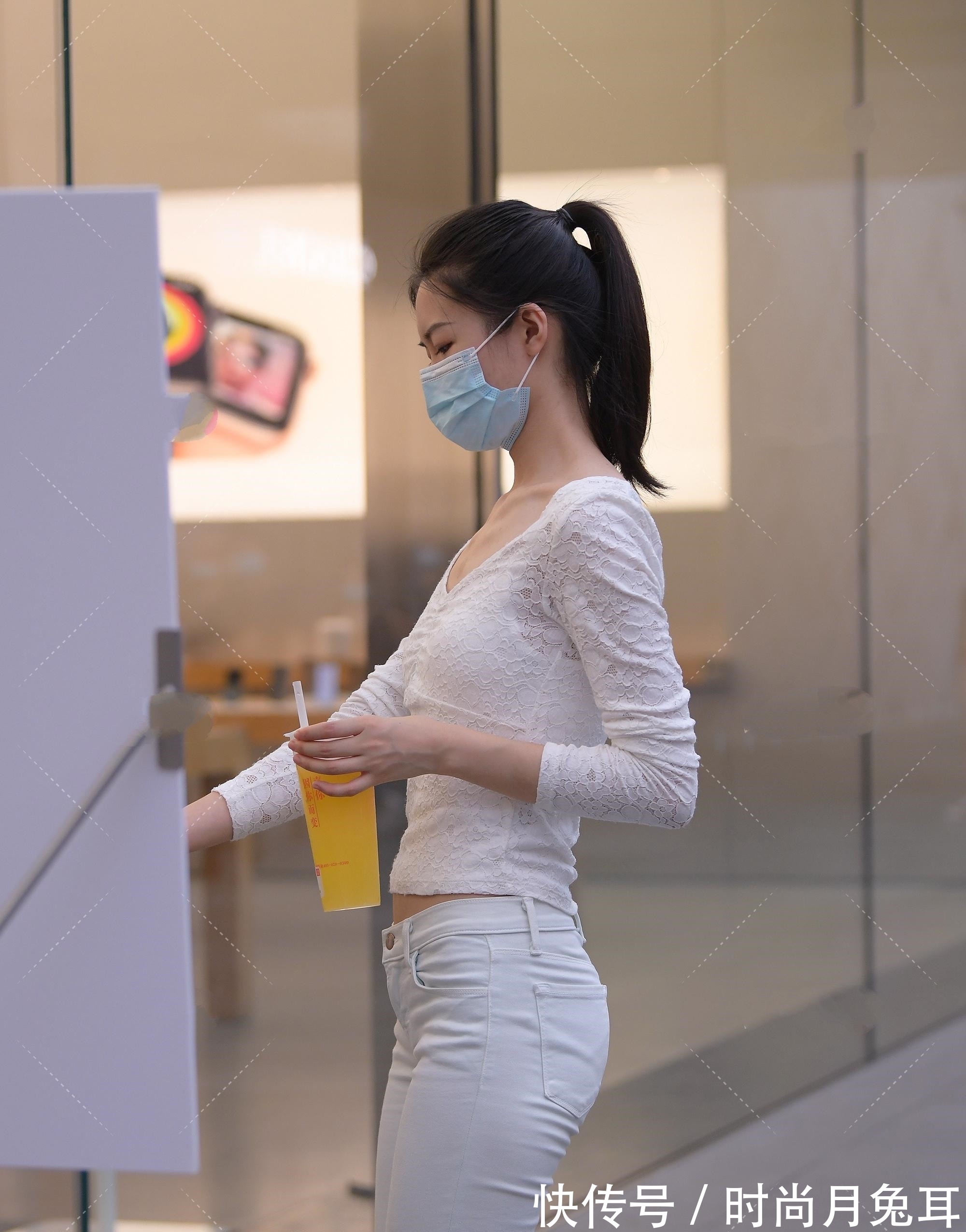 服饰|蕾丝是女性的魅力的标志,蕾丝打底衫更是时尚精致